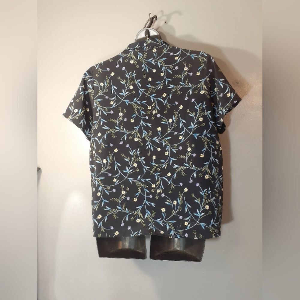 Bentley Plus Navy Floral Button-Up Top - Picture 5 of 6